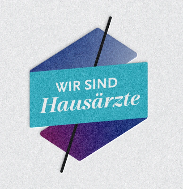 Logo mit türkisem Banner „Wir sind Hausärzte“ auf blau-violettem Farbverlauf, diagonale schwarze Linie