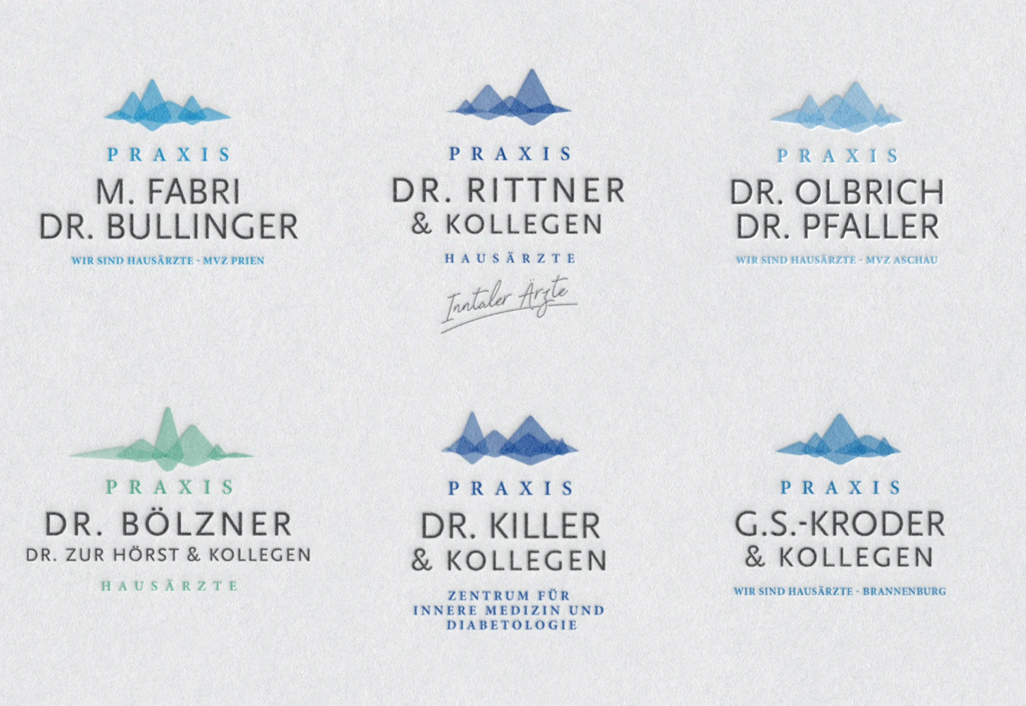 Sechs Praxis-Logos mit Bergsilhouette in Blau und Grün, Hausärzte-Gruppe, Corporate Design Ansichtssache München