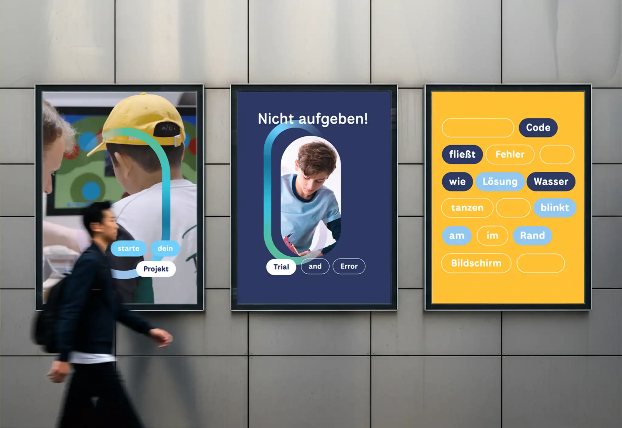 Drei Werbeplakate für ein Coding-Bildungsprojekt mit deutschen Slogans wie 'Nicht aufgeben!' und 'Trial and Error'