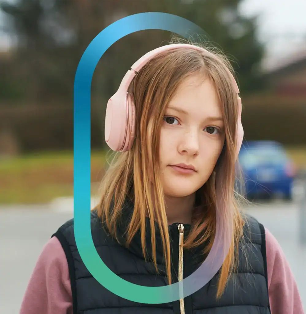 Farning_Beitragsbild Jugendliche mit rosa Kopfhörern und türkisem Grafikdesign-Element – Portfolio Ansichtssache München