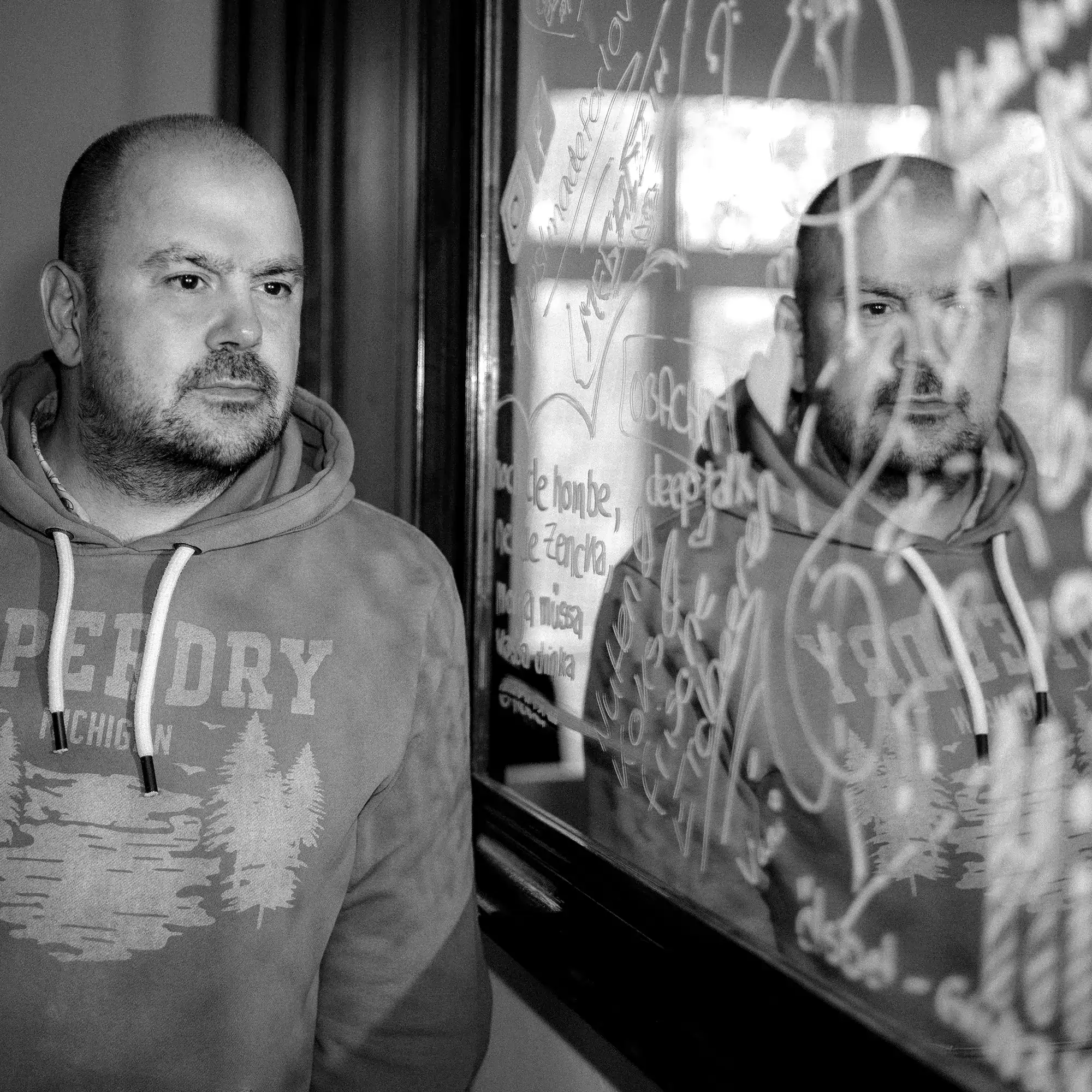 Florian Scharinger, Teammitglied der Design Agentur Ansichtssache München, im nachdenklichen Portrait mit Spiegelung