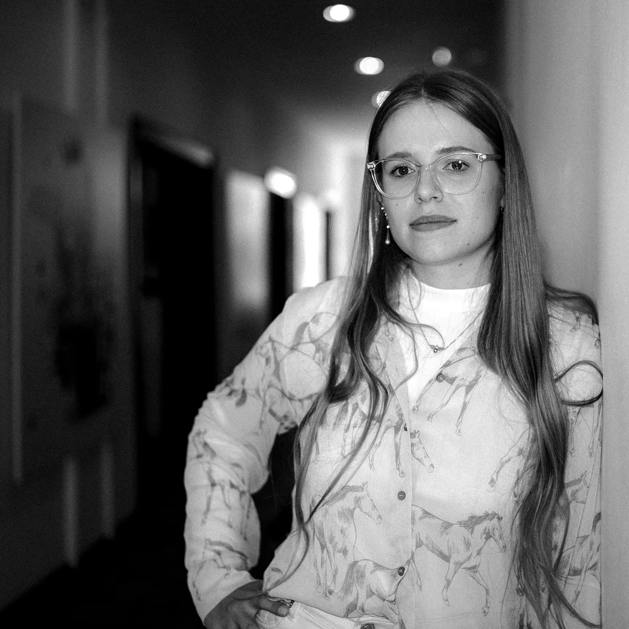 Marie Bleicher Marie Bleicher, Teammitglied der Design Agentur Ansichtssache München, Porträtfoto in schwarzweiß